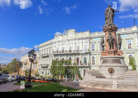 Odessa, Ukraine, 9. Oktober 2012: Denkmal der russischen Kaiserin Katharina II. In Odessa. Vor dem Hintergrund eines alten Gebäudes und einem blauen Himmel Stockfoto