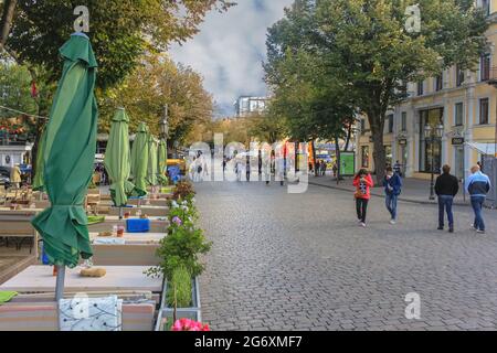 Odessa, Ukraine, 9. Oktober 2012: Die Deribasovskaya-Straße ist die berühmteste und touristischste Straße in Odessa. Es gibt Cafés und Geschäfte auf ihm. Es ist immer so Stockfoto