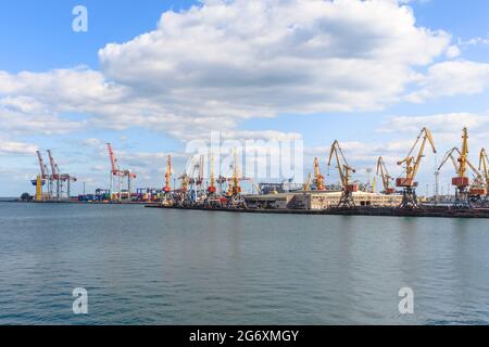 Odessa, Ukraine, 9. Oktober 2012: Kräne im Seefrachtterminal der Stadt Odessa Stockfoto