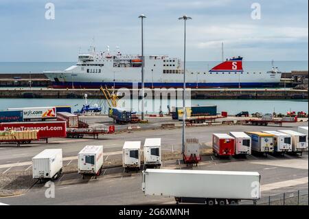 Rosslare, County Wexford, Irland. Juli 2021. RO-RO/Passagierschiff „Kerry“ ruht auf Rosslare Europort zwischen den Fahrten. Die irischen Einnahmen haben seit dem Brexit im Januar 4 % der Fracht, die in die Häfen von Rosslare und Dublin eintrifft, physisch kontrolliert. Quelle: AG News/Alamy Live News Stockfoto