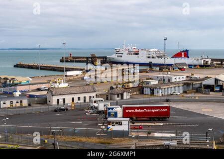 Rosslare, County Wexford, Irland. Juli 2021. Stena Line RO-RO/Passagierschiff 'Kerry' liegt zwischen den Fahrten am Europort Rosslare. Seit dem Brexit im Januar kontrolliert die irische Steuerbehörde 4 % der Fracht, die in den Häfen von Rosslare und Dublin ankommt. Quelle: AG News/Alamy Live News Stockfoto