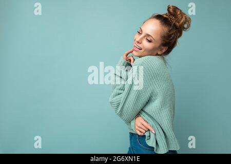Close-up Porträt von schön aussehende attraktiv schöne liebenswerte ziemlich niedlich Winsome Wunderschöne fröhlich fröhlich fröhlich wellig-haarige blonde Frau auf Pastell isoliert Stockfoto