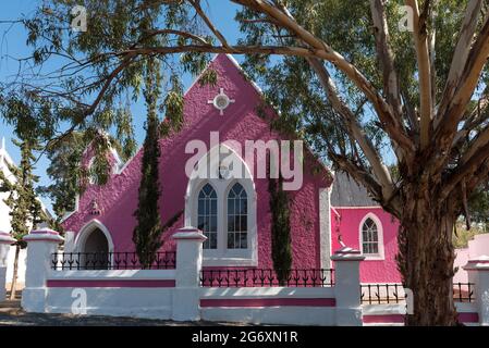 MATJIESFONTEIN, SÜDAFRIKA - 20. APRIL 2021: Die rosa Kirche, datiert 1895, ursprünglich die Schule und Konzerthalle in Matjiesfontein in der westlichen Provinz Ca Stockfoto