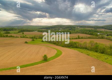 Luftbild von Ackerland bereit für die Bepflanzung mit dunklen, ominösen Wolken. Stockfoto