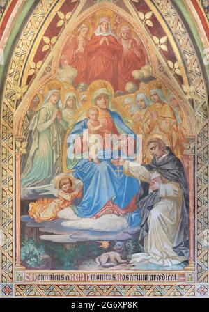 WIEN, AUSTIRA - 17. JUNI 2021: Das Fresko der Madonna mit Rosenkranz zur Hl. Dominic die Votivkirche der Brüder Carl und Franz Jobst Stockfoto