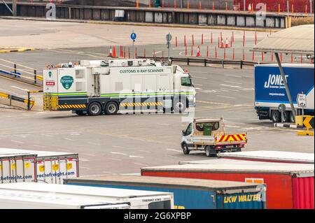 Rosslare, County Wexford, Irland. Juli 2021. Der Zoll-Röntgenscanner von Irish Revenue bei Rosslare Europort. Die irischen Einnahmen haben seit dem Brexit im Januar 4 % der Fracht, die in die Häfen von Rosslare und Dublin eintrifft, physisch kontrolliert. Quelle: AG News/Alamy Live News Stockfoto