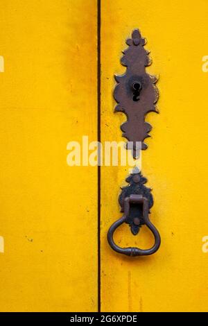 Altes barockes Türdetail, Ouro Preto, Minas Gerais, Brasilien Stockfoto