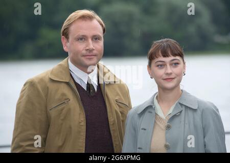 Bonn, Deutschland. 8. Juli 2021. Von links: Schauspieler Max RIEMELT spielt die Rolle des Wolfgang Bern, Schauspielerin Mercedes MÜLLER, Muller, spielt die Rolle des Toni, Dreharbeiten für die sechsteilige ARD-Drama-Serie BONN, Presseveranstaltung am Set in Bonn, 8. Juli 2021. Kredit: dpa/Alamy Live Nachrichten Stockfoto