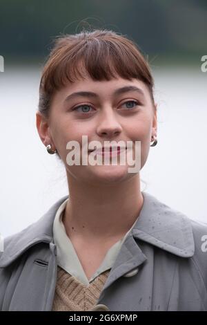 Bonn, Deutschland. Juli 2021. Schauspielerin Mercedes MUELLER, Muller, spielt die Rolle des Toni, Portrait, Portrait, Portrait, beschnittenes Einzelbild, Einzelmotiv, Dreharbeiten für die sechsteilige ARD-Dramaturgie BONN, Presseveranstaltung am Set in Bonn, 8. Juli 2021. Kredit: dpa/Alamy Live Nachrichten Stockfoto