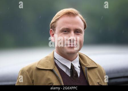 Bonn, Deutschland. Juli 2021. Schauspieler Max RIEMELT spielt die Rolle des Wolfgang Bern, Porträt, Porträt, beschnittenes Einzelbild, Einzelmotiv, Dreharbeiten für die sechsteilige ARD-Drama-Serie BONN, Presseveranstaltung am Set in Bonn, 8. Juli 2021. Kredit: dpa/Alamy Live Nachrichten Stockfoto