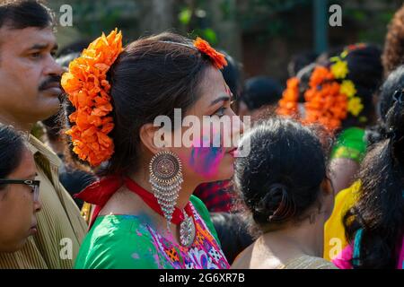 Kalkutta, Indien - 21. März 2019 : Porträt einer Tänzerin, gekleidet in Sari (traditionelles indisches Kleid) und Palashblüten (Butea monosperma), Stockfoto