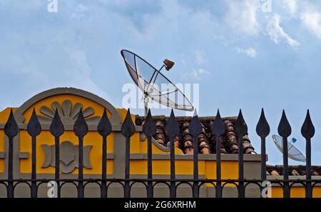 Gitter- und Satellitenschüsseln in Sao Joao del Rei, Minas Gerais, Brasilien Stockfoto