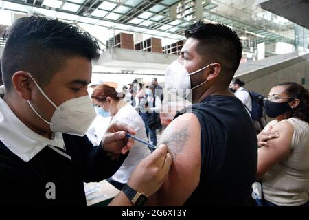 MEXIKO-STADT, MEXIKO - 8. JULI: Eine Person erhält eine Dosis von AstraZeneca in der Vasconcelos-Bibliothek während eines Massenimpfungsprogramms für Bürger im Alter von 30 Jahren gegen die Covid-19-Krankheit, um das Infektionsrisiko am 8. Juli 2021 in Mexiko-Stadt, Mexiko, zu minimieren. (Foto von Eyepix/Sipa USA) Stockfoto