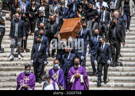 Rom, Italien. Juli 2021. Rafaella Carra 'Beerdigung Sarg Ausgang. Kredit: Unabhängige Fotoagentur/Alamy Live Nachrichten Stockfoto