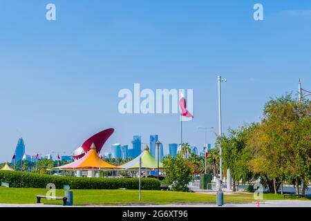 Eine grüne Aussicht von den schönen Parks von Katar in Doha vor dem Nationalmuseum von Katar (NMQ) mit einer Kulisse der Skyline der Stadt Stockfoto