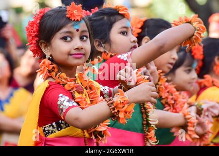 KOLKATA , INDIEN - 5. MÄRZ 2015 : Mädchen Kinder Tänzer auftreten auf Holi / Spring Festival, bekannt als Dol (in Bengali) oder Holi (in Hindi) feiern ar Stockfoto