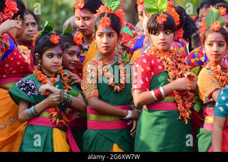 KOLKATA , INDIEN - 5. MÄRZ 2015 : Junge Mädchen Tänzer warten auf Holi / Spring Festival, bekannt als Dol (in Bengali) oder Holi (in Hindi) cemebr Stockfoto