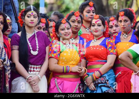 KOLKATA , INDIEN - 5. MÄRZ 2015 : Junge Mädchen Tänzer warten auf Holi / Spring Festival, bekannt als Dol (in Bengali) oder Holi (in Hindi) cemebr Stockfoto