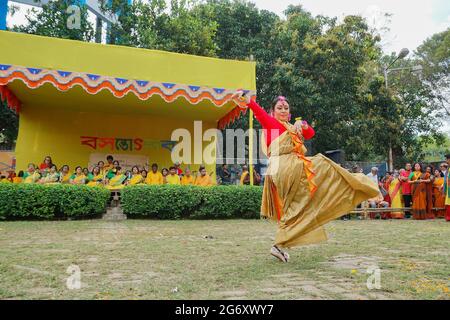 Kolkata, Westbengalen, Indien - 9. März 2020 : Bengalische Tänzerin in bunten indischen Kleidern, tanzt auf dem Dol utsab oder Holi Festival. Feiern Stockfoto