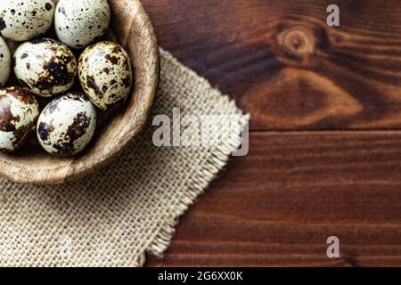 Wachteleier in Holzschüssel auf Holz; kleine gefleckte Eier; Gourmet; Delikatesse Stockfoto