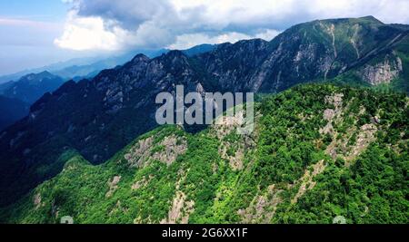 XI'an. Juli 2021. Luftaufnahme vom 8. Juli 2021 zeigt die Landschaft des Zhuque National Forest Park in Xi'an, nordwestlich der chinesischen Provinz Shaanxi. Quelle: Liu Xiao/Xinhua/Alamy Live News Stockfoto