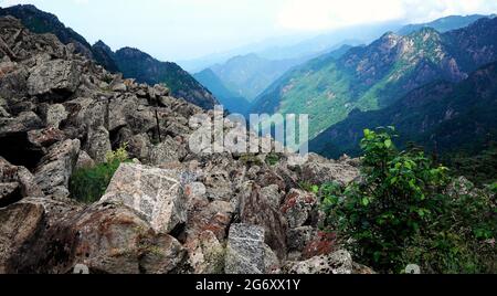 XI'an. Juli 2021. Luftaufnahme vom 8. Juli 2021 zeigt die einzigartige Steinlandschaft im Zhuque National Forest Park in Xi'an, nordwestlich der chinesischen Provinz Shaanxi. Quelle: Liu Xiao/Xinhua/Alamy Live News Stockfoto