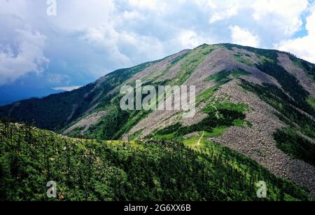 XI'an. Juli 2021. Luftaufnahme vom 8. Juli 2021 zeigt die Landschaft des Zhuque National Forest Park in Xi'an, nordwestlich der chinesischen Provinz Shaanxi. Quelle: Liu Xiao/Xinhua/Alamy Live News Stockfoto