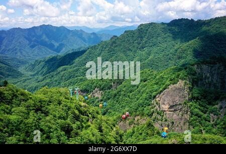 XI'an. Juli 2021. Luftaufnahme vom 8. Juli 2021 zeigt die Landschaft des Zhuque National Forest Park in Xi'an, nordwestlich der chinesischen Provinz Shaanxi. Quelle: Liu Xiao/Xinhua/Alamy Live News Stockfoto