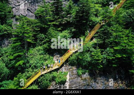 XI'an. Juli 2021. Luftaufnahme vom 8. Juli 2021 zeigt Touristen, die den Zhuque National Forest Park in Xi'an, nordwestlich der chinesischen Provinz Shaanxi, besuchen. Quelle: Liu Xiao/Xinhua/Alamy Live News Stockfoto