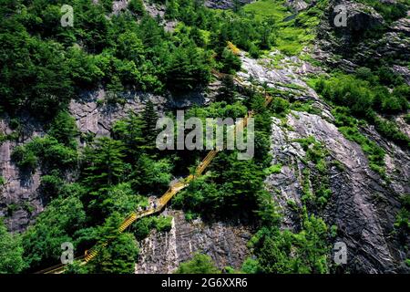 XI'an. Juli 2021. Luftaufnahme vom 8. Juli 2021 zeigt Touristen, die den Zhuque National Forest Park in Xi'an, nordwestlich der chinesischen Provinz Shaanxi, besuchen. Quelle: Liu Xiao/Xinhua/Alamy Live News Stockfoto