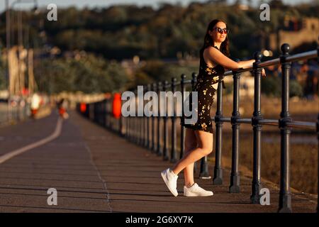 Im Bild: Natasha Jenkins macht einen Spaziergang während des Sonnenaufgangs in Mumbles Promenade, in der Nähe von Swansea, Wales, Großbritannien. Sonntag, 13. Juni 2021 Re: Hohe Temperaturen und s Stockfoto