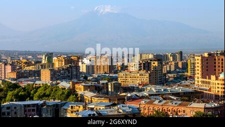 Blick auf den majestätischen Berg Ararat von Yerevan, Armenien. Stockfoto