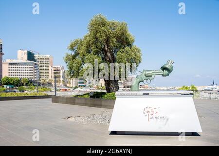 Gewaltfreie Skulptur oder Knoted Gun Skulptur des schwedischen Künstlers Carl Fredrik Reutersward in Zaitunay Bay, Beirut, Libanon Stockfoto