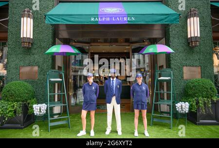 New Bond Street, London, Großbritannien. 9. Juli 2021. Mitarbeiter von Ralph Lauren posieren in Uniformen der Bekleidungskollektion Ralph Lauren x Wimbledon als Ball Girls und Linesman am Eingang des Ralph Lauren Flagship Stores im Zentrum von London am Tag des Halbfinales der Herren im All England Club in Wimbledon. Quelle: Malcolm Park/Alamy Live News Stockfoto