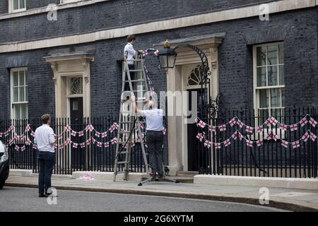 London, Großbritannien. Juli 2021. Vor der Downing Street 10 wurde vor dem EM 2020-Finale zwischen England und Italien am Sonntag eine englische Flagge gehangen. Bildnachweis: Ben Cawthra/Sipa USA **KEINE Verkäufe in Großbritannien** Bildnachweis: SIPA USA/Alamy Live News Stockfoto