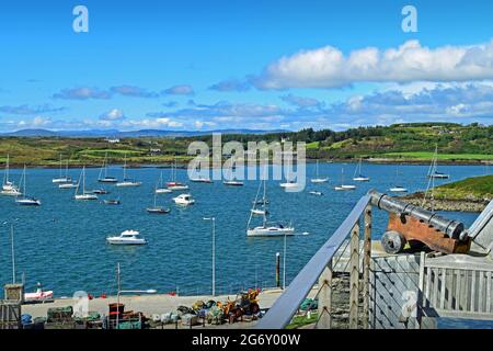 Blick auf den Hafen von Baltimore über die Roaring Water Bay, West Cork, Irland. Stockfoto