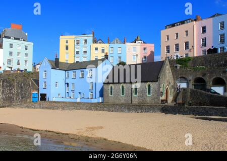 Farbenfrohe Häuser mit Blick auf den Hafen von Tenby und den Strand in Pembrokeshire, Wales. Stockfoto