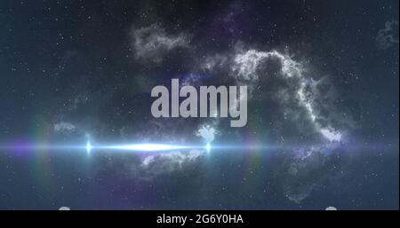 Weißer Lichtfleck, der sich über den weißen Nebel am Nachthimmel bewegt Stockfoto