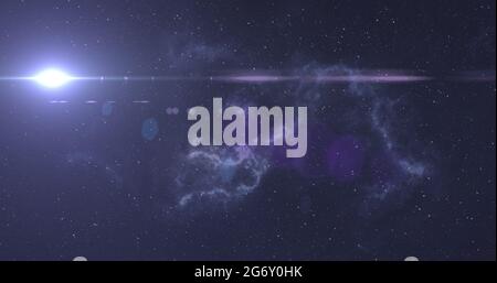 Strahlend weißer Lichtfleck, der sich über weißen und blauen Nebel am Nachthimmel bewegt Stockfoto