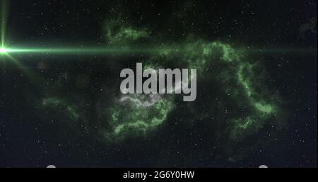 Leuchtend grüner Lichtfleck, der sich über weißen und grünen Nebel am Nachthimmel bewegt Stockfoto