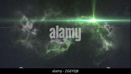 Leuchtend grüner Lichtfleck, der sich über weißen und grünen Nebel am Nachthimmel bewegt Stockfoto