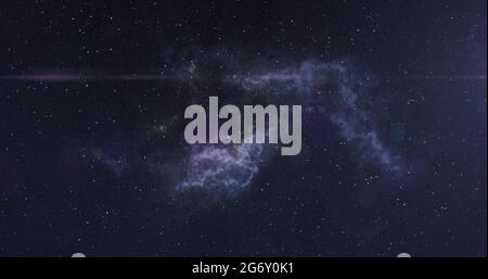 Strahlend weißer Lichtfleck, der sich über weißen und blauen Nebel am Nachthimmel bewegt Stockfoto