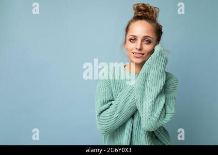 Close-up Porträt von schön aussehende attraktiv schöne liebenswerte ziemlich niedlich Winsome Wunderschöne fröhlich fröhlich fröhlich wellig-haarige blonde Frau auf Pastell isoliert Stockfoto