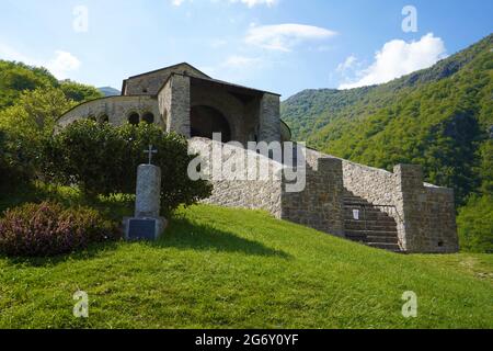 Die Abtei von San Pietro al Monte im niedrigen Winkel, Civate, Italien Stockfoto