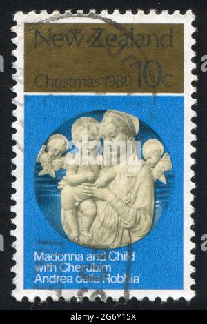 NEUSEELAND - UM 1980: Stempel gedruckt von Neuseeland, zeigt Madonna mit Kind und Cherubim von Andrea della Robbia, um 1980 Stockfoto