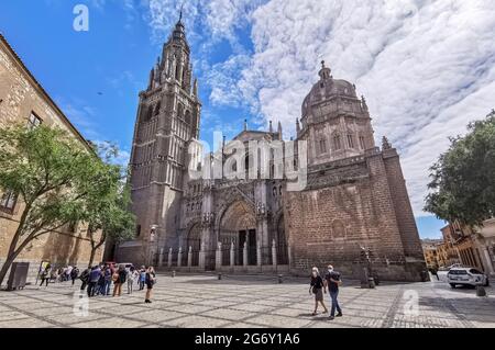 Toledo / Spanien - 05 12 2021: Herrliche Aussicht auf die plaza del ayuntamiento in Toledo, Primatenkathedrale der Heiligen Maria von Toledo Hauptfassade, Santa Stockfoto