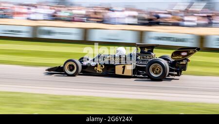 Sussex, Großbritannien. Juli 2021. Goodwood House, West Sussex, Großbritannien. Juli 2021. 1970 Lotus-Cosworth 72 vom Classic Team Lotus Ltd. Eingetragen und von Fittipaldi, Emerson Demo 2021 Goodwood Festival of Speed am 9. Juli 2021 im Goodwood House, West Sussex, gefahren. Foto von Phil Hutchinson. Nur zur redaktionellen Verwendung, Lizenz für kommerzielle Nutzung erforderlich. Keine Verwendung bei Wetten, Spielen oder Veröffentlichungen einzelner Clubs/Vereine/Spieler. Kredit: UK Sports Pics Ltd/Alamy Live Nachrichten Stockfoto