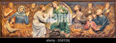 WIEN, AUSTIRA - 24. JUNI 2021: Das Relief der Gebetshilfe für die Seelen im Fegefeuer in der Marienkirche von einem unbekannten Künstler Stockfoto