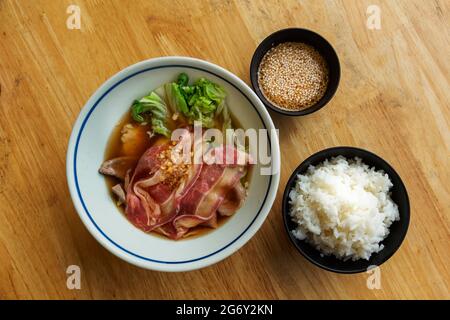 shabu Set mit gekochtem Schweinefleisch und Kondotion mit Reis auf heißer Suppe als japanisches Speisekonzept Stockfoto