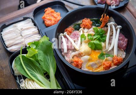 Gekochte Mahlzeit Pilzalgen und Gemüse mit Ei in der heißen Pfanne beim Abendessen mit asiatischem Essen Stockfoto